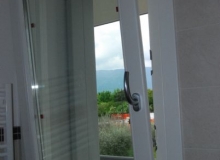 05/10/2010 - Serramento con anta e ribalta von vetro a basso emissivo laccato bianco che verrÃ  installato nei servizzi del Residence Wellness